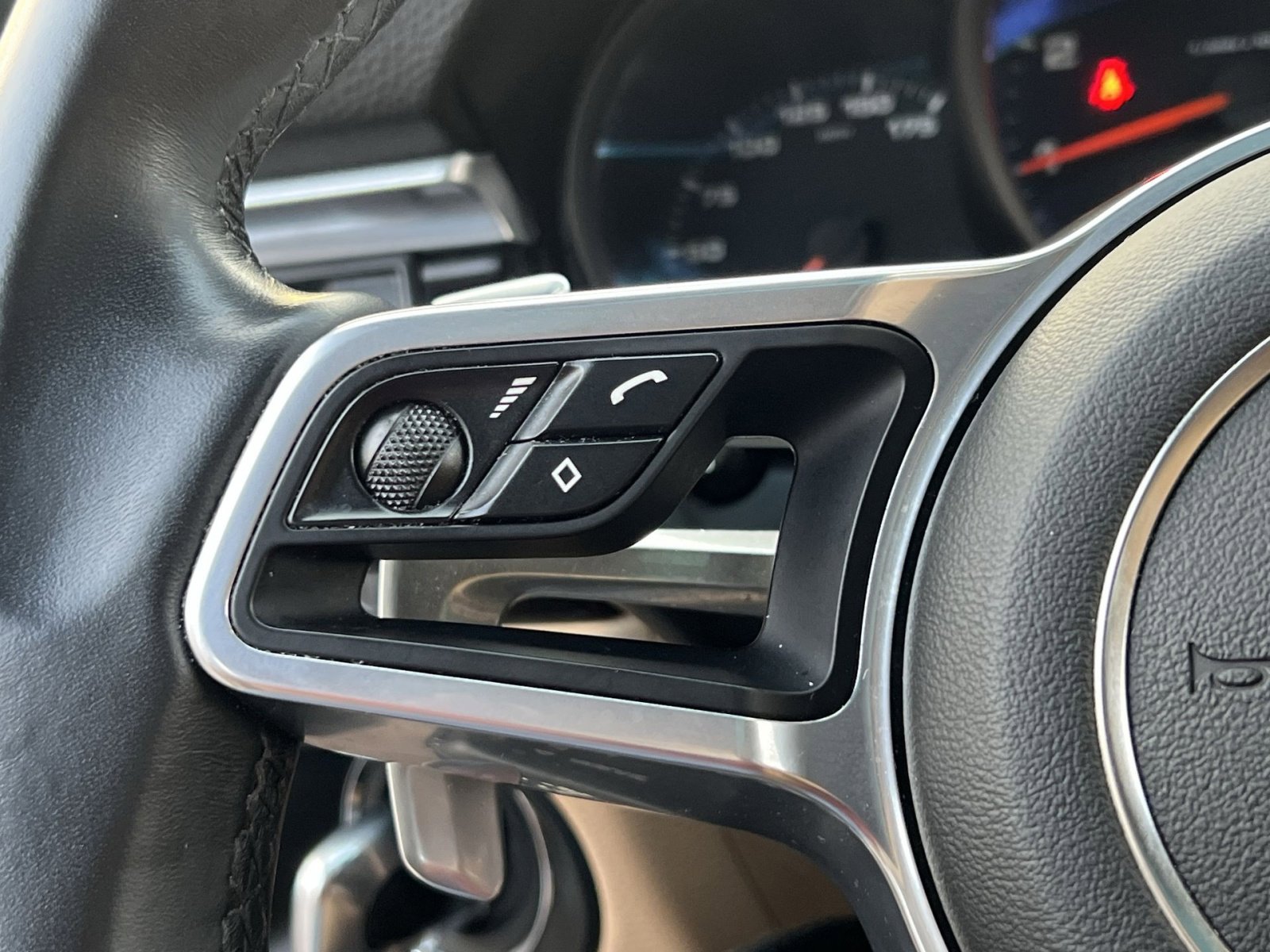 Used 2021 Porsche Macan w/ Premium Package AWD/4WD image 29