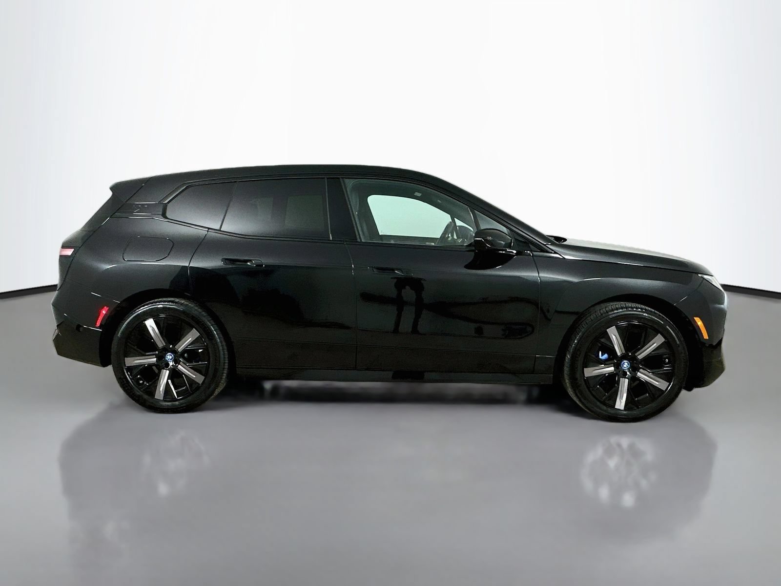 Used 2024 BMW iX xDrive50 w/ Premium Package AWD/4WD image 4