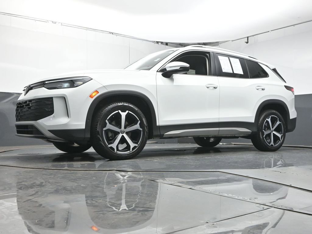 Used 2025 Volkswagen Tiguan SE image 36