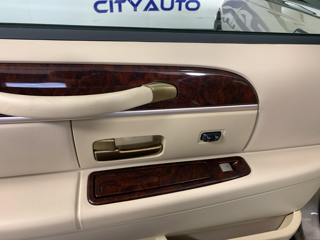 Used 2009 Lincoln Town Car Signature L image 28