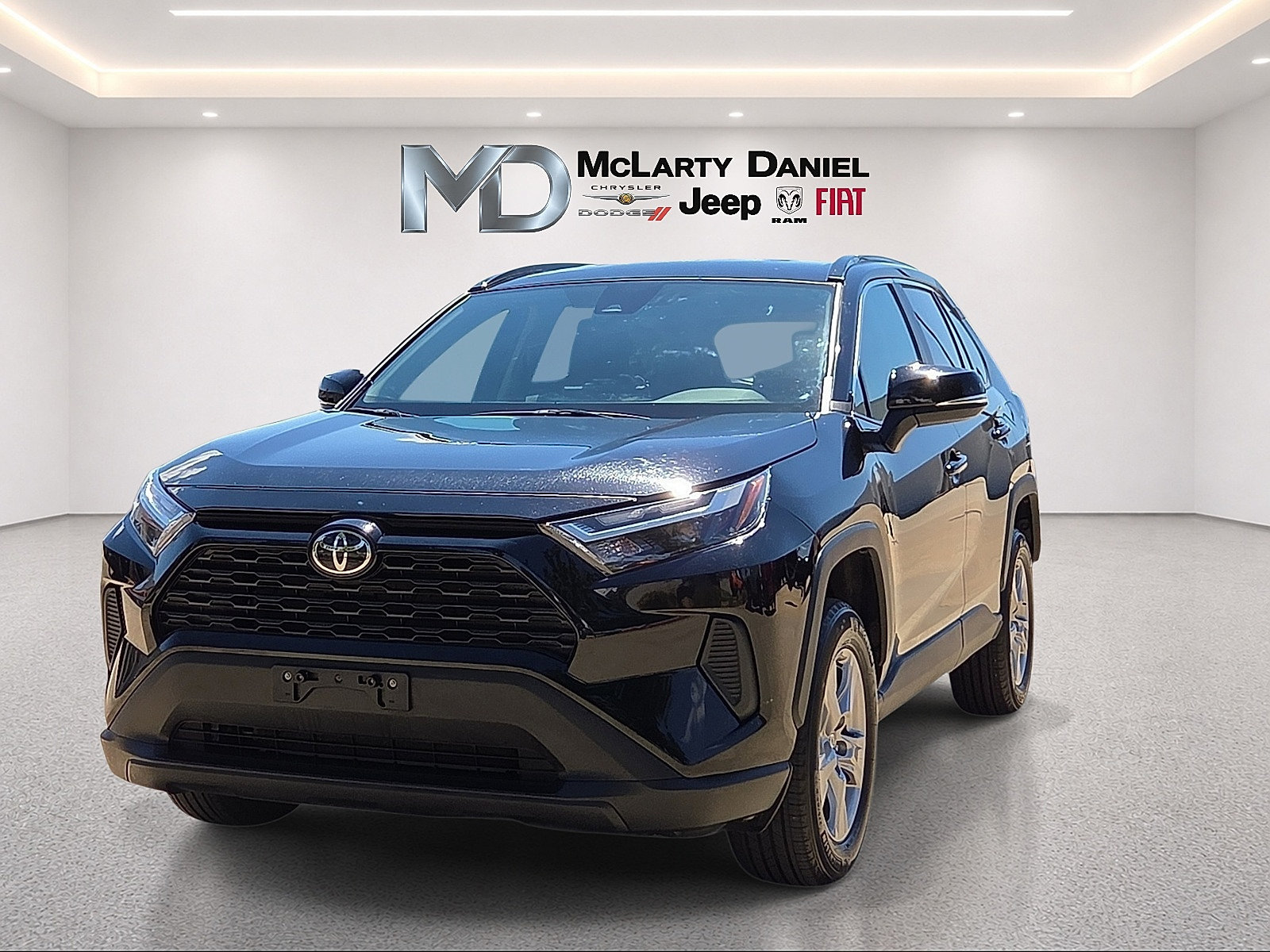 Used 2025 Toyota RAV4 XLE AWD/4WD image 2