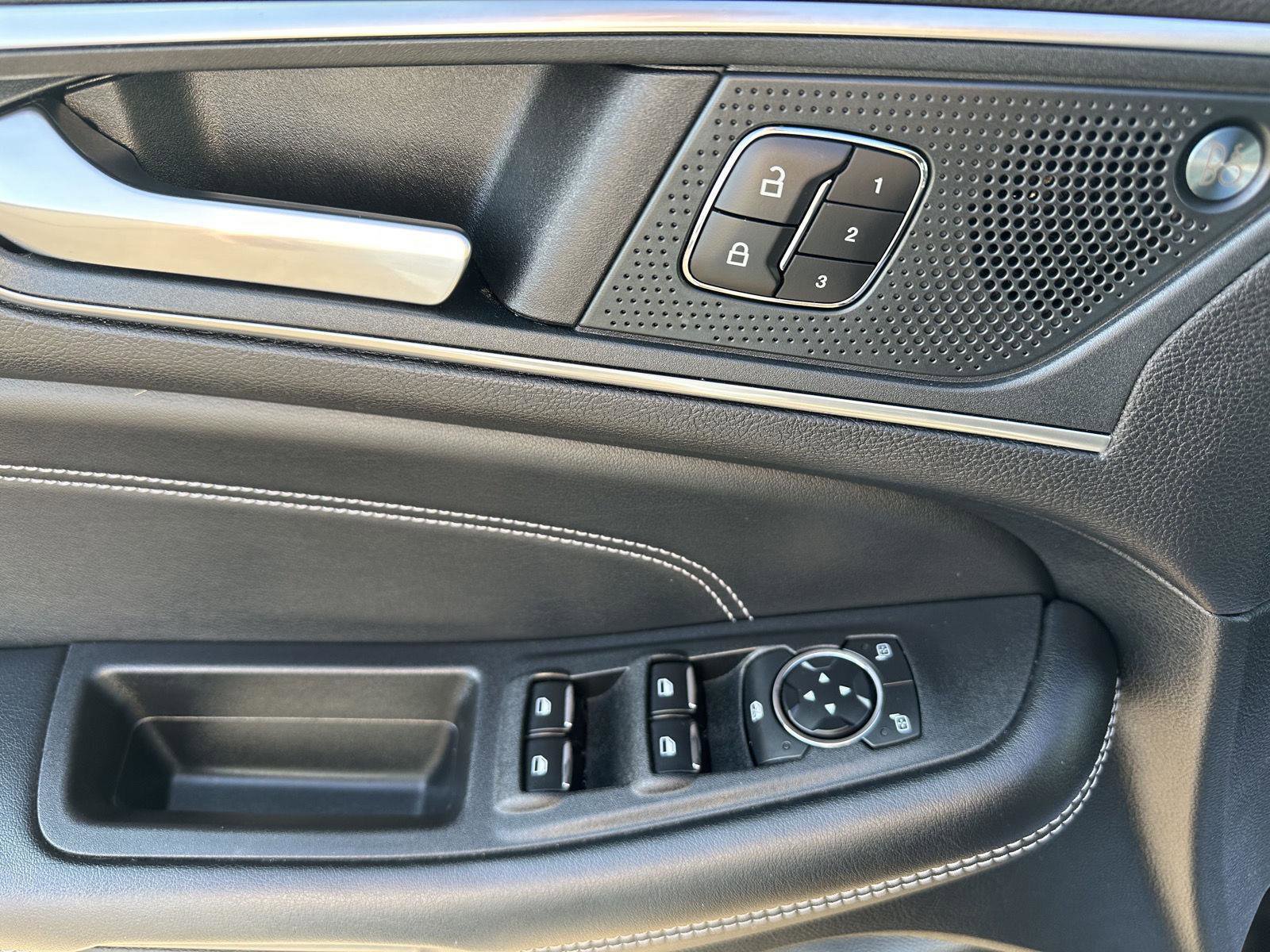 Used 2024 Ford Edge Titanium image 19