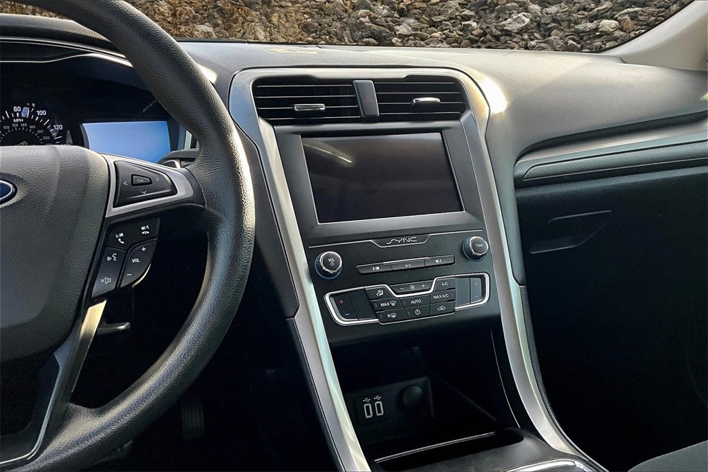 Used 2019 Ford Fusion SE image 6