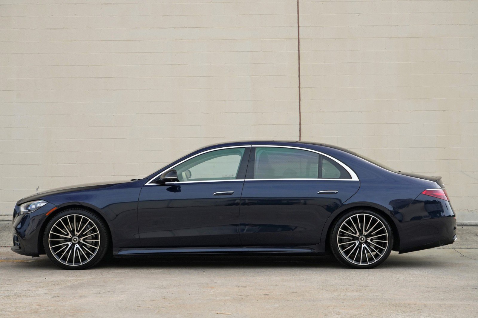 Used 2022 Mercedes-Benz S 580 4MATIC Sedan w/ AMG Line Package image 9