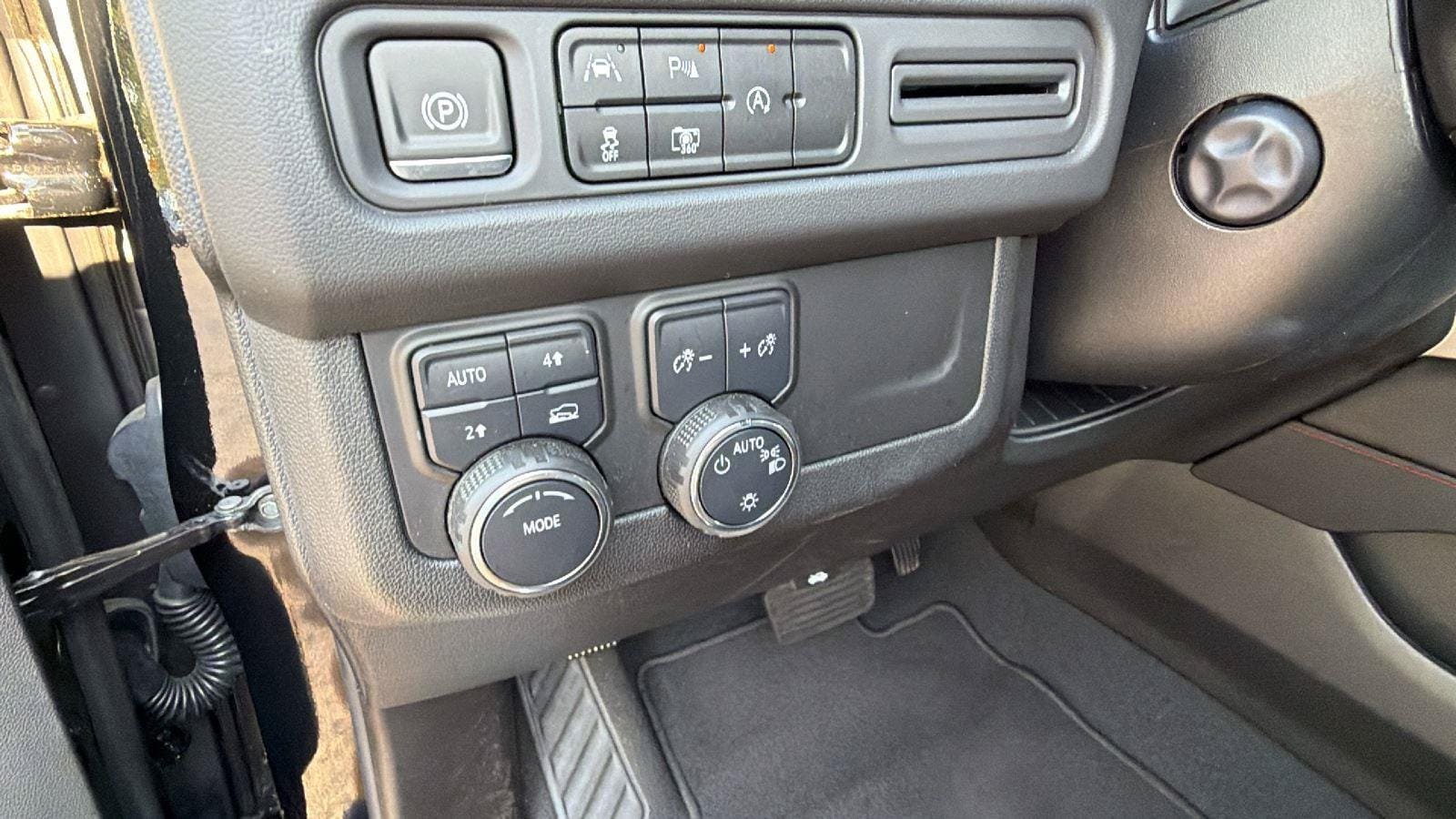 Used 2024 Chevrolet Suburban RST w/ Luxury Package AWD/4WD image 27