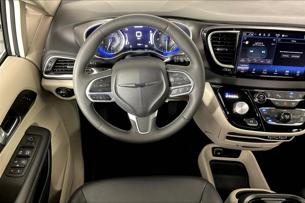 Used 2024 Chrysler Pacifica Touring-L image 7
