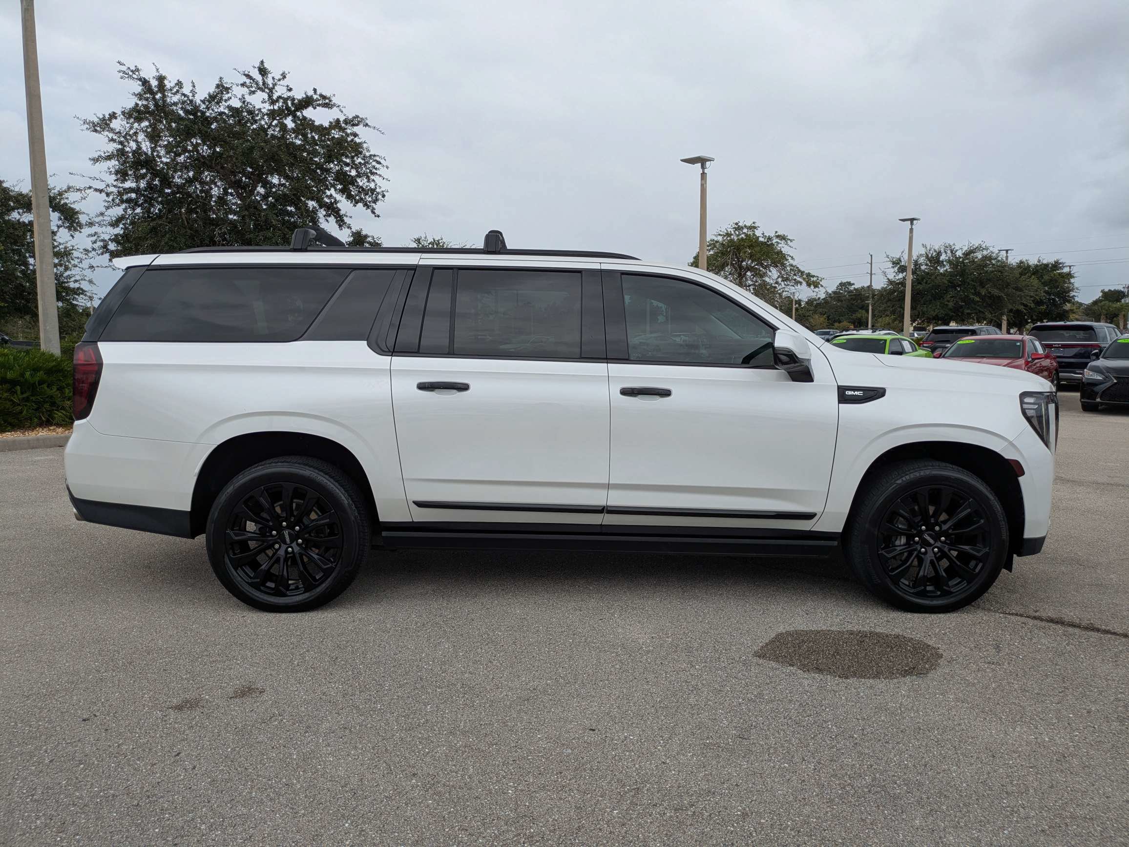 Used 2022 GMC Yukon XL Denali AWD/4WD image 3