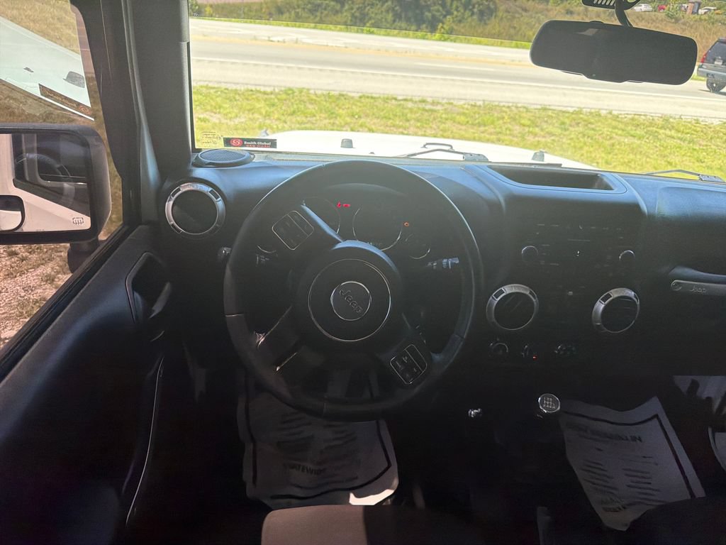 Used 2016 Jeep Wrangler Unlimited Sahara w/ Connectivity Group AWD/4WD image 13