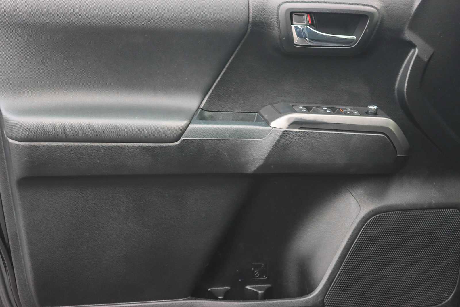 Used 2017 Toyota Tacoma TRD Sport image 19