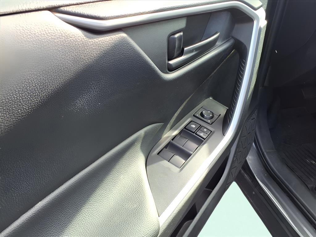 Used 2021 Toyota RAV4 LE image 13