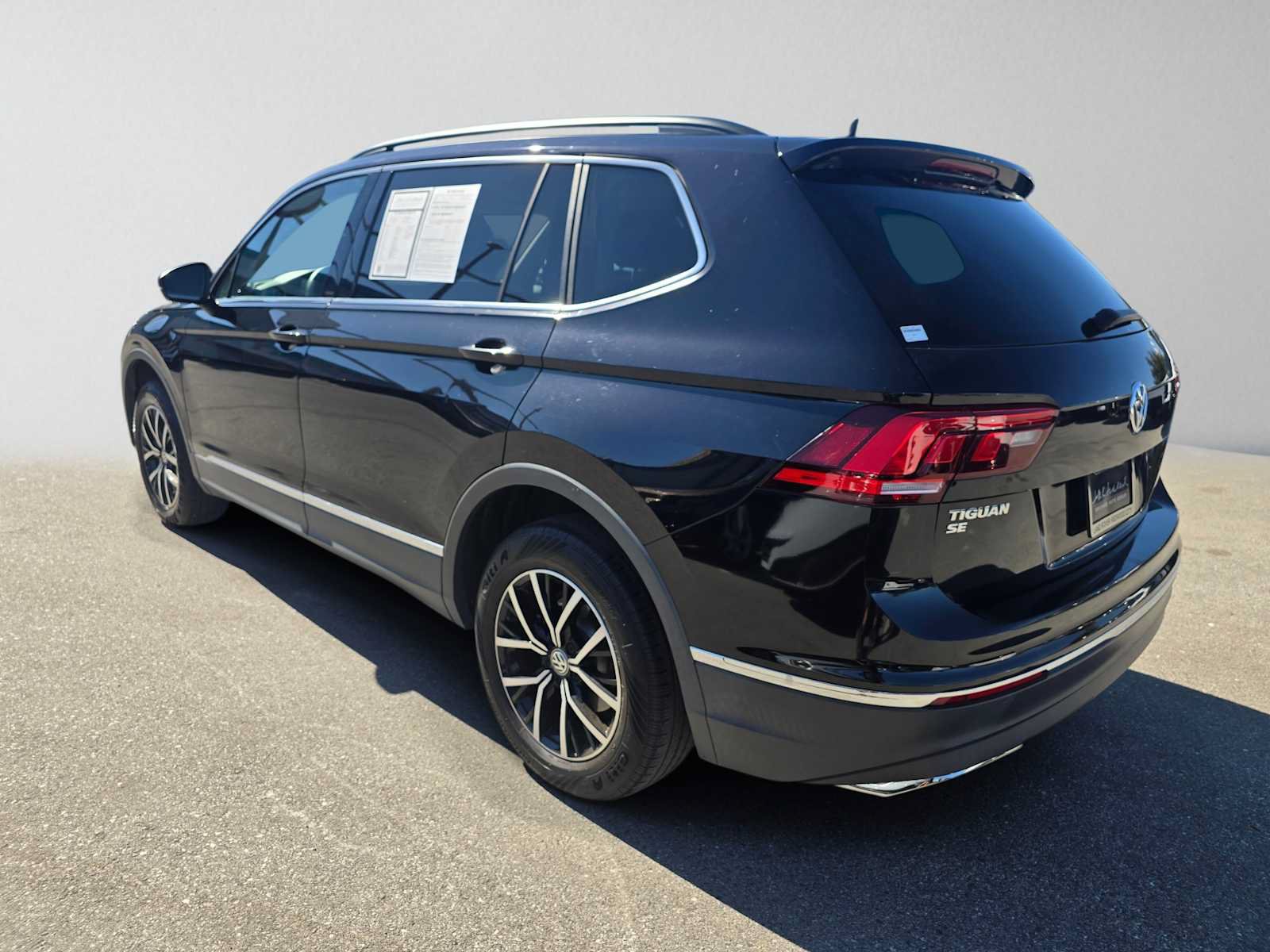 Used 2021 Volkswagen Tiguan SE w/ Panoramic Sunroof Package FWD image 3