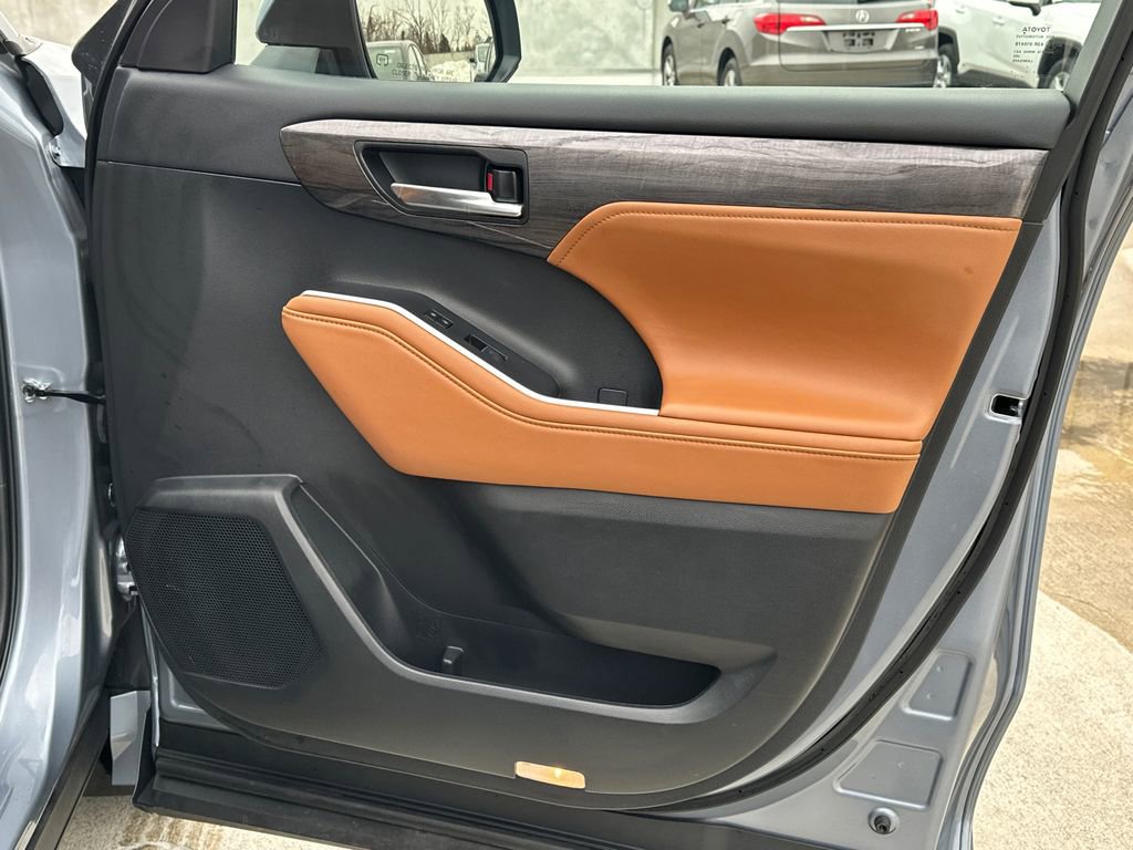 Used 2023 Toyota Highlander Platinum image 14