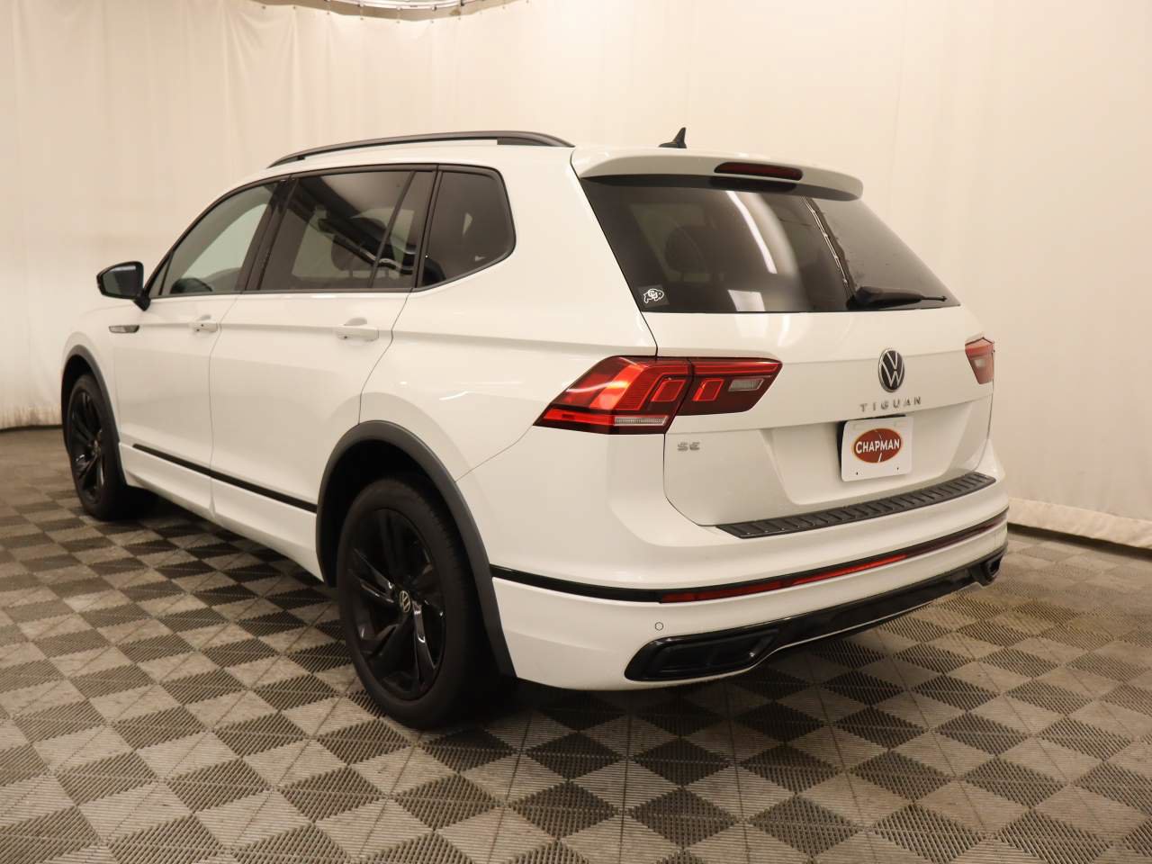 Used 2023 Volkswagen Tiguan SE R-Line FWD image 3