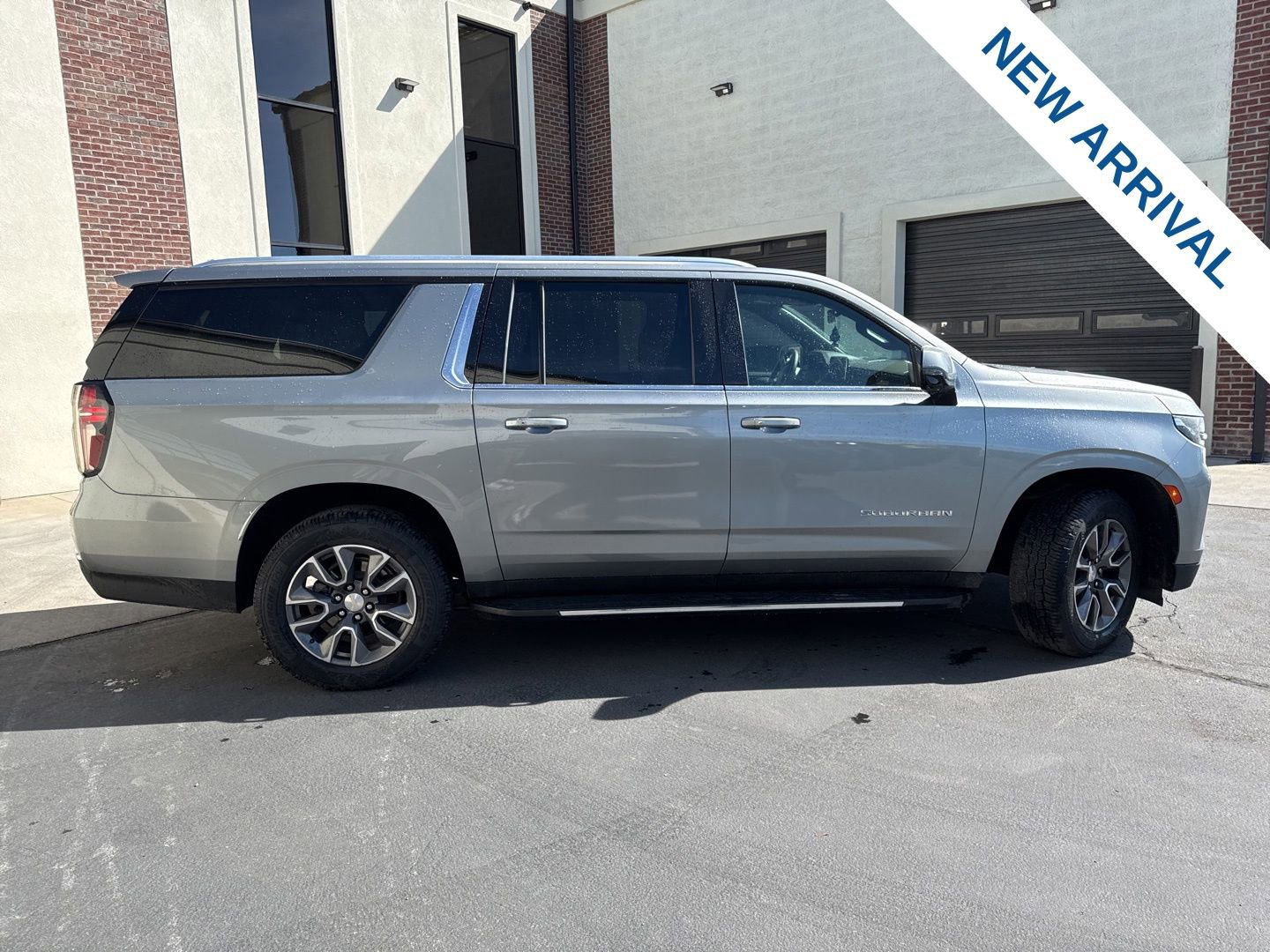 Used 2023 Chevrolet Suburban LT w/ Luxury Package AWD/4WD image 8