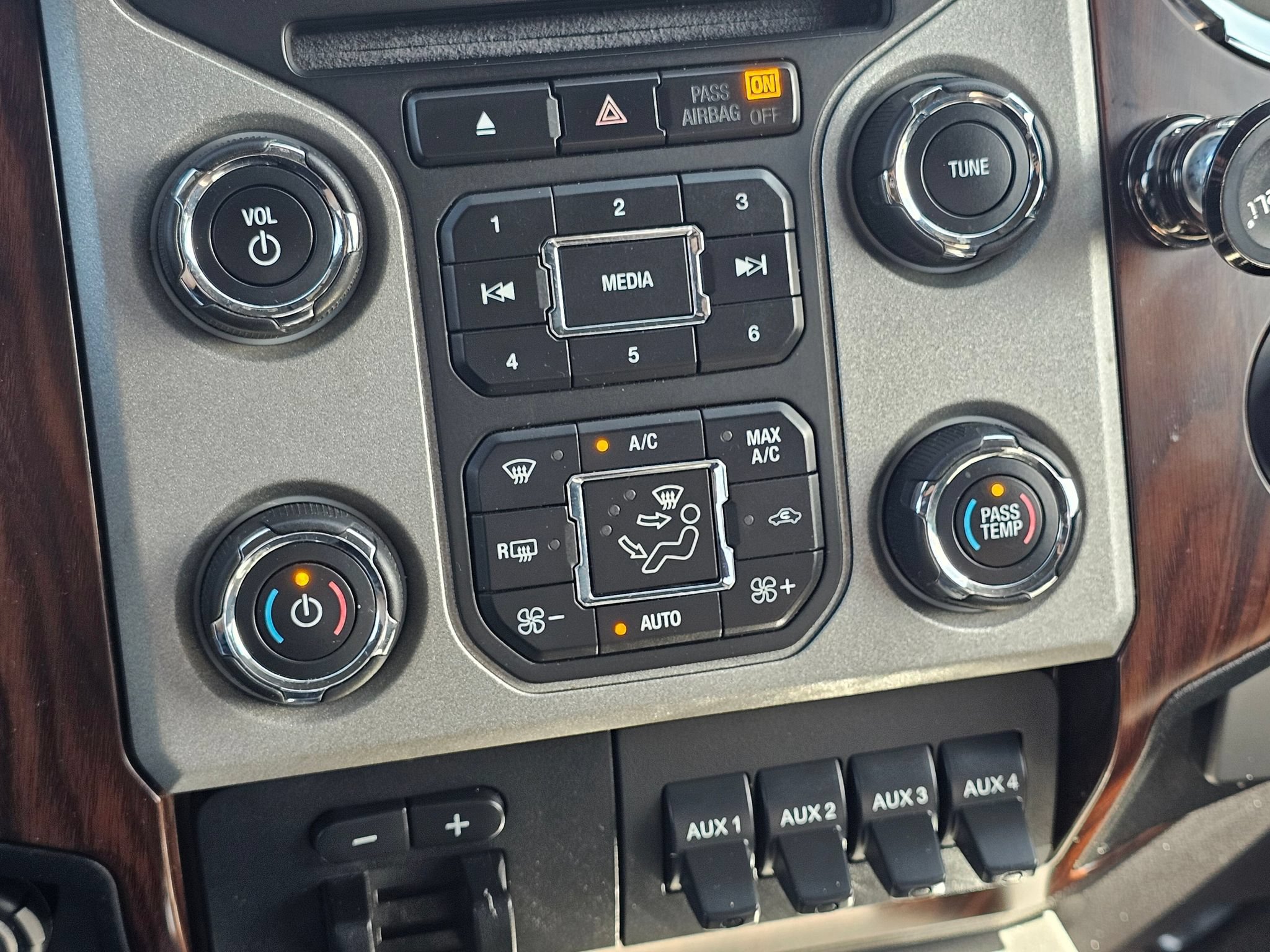 Used 2015 Ford F250 Lariat w/ Lariat Interior Package AWD/4WD image 19