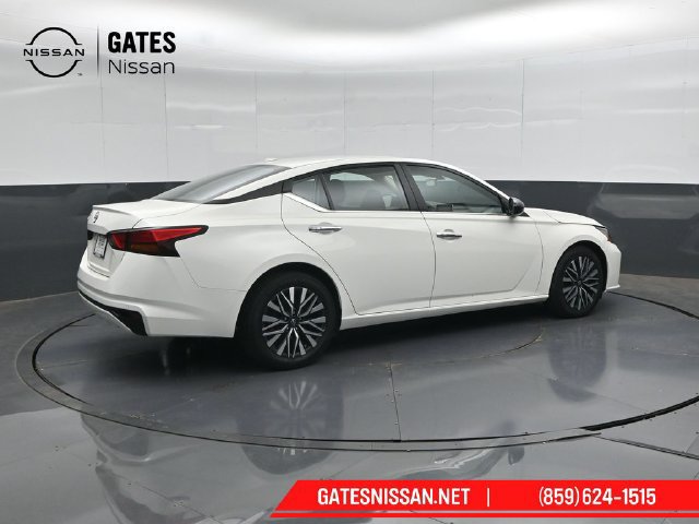 Used 2025 Nissan Altima 2.5 SV FWD image 2
