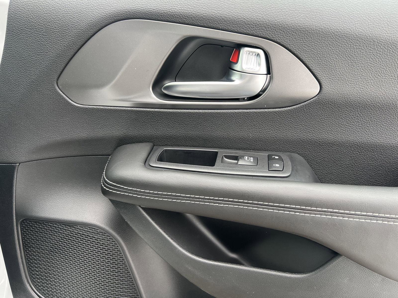 New 2026 Chrysler Pacifica Select w/ S Appearance Package image 36