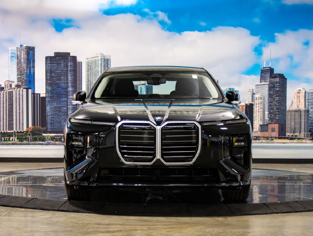 Used 2027 BMW 740i xDrive AWD/4WD image 3
