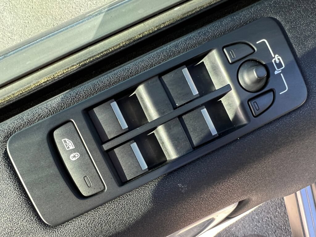 Used 2016 Land Rover Discovery Sport HSE AWD/4WD image 18