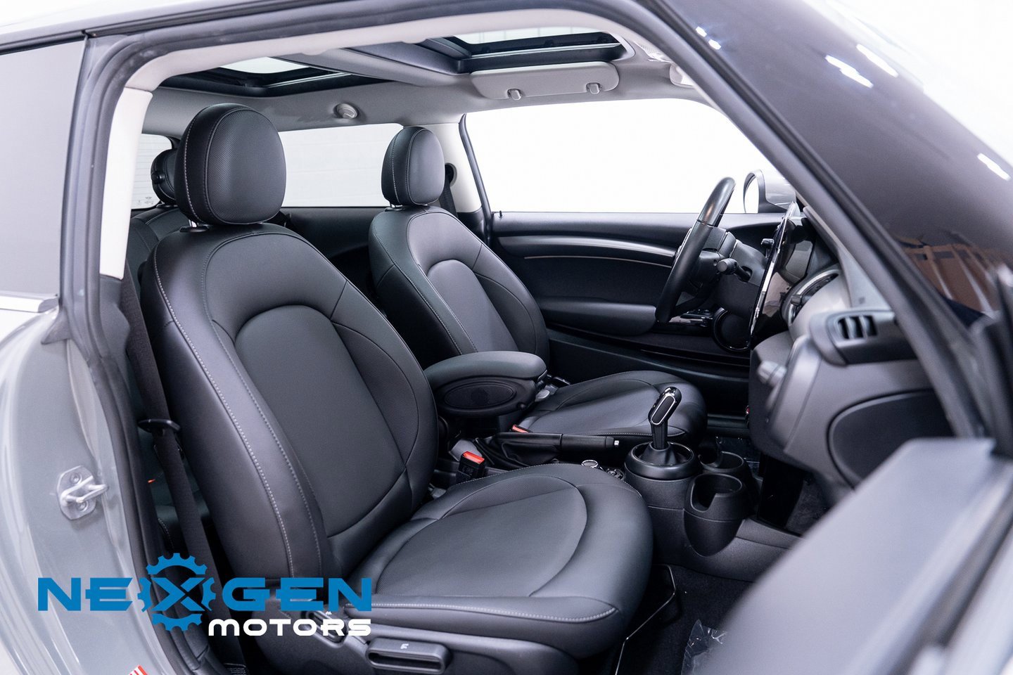 Used 2023 MINI Cooper 2-Door Hardtop image 46