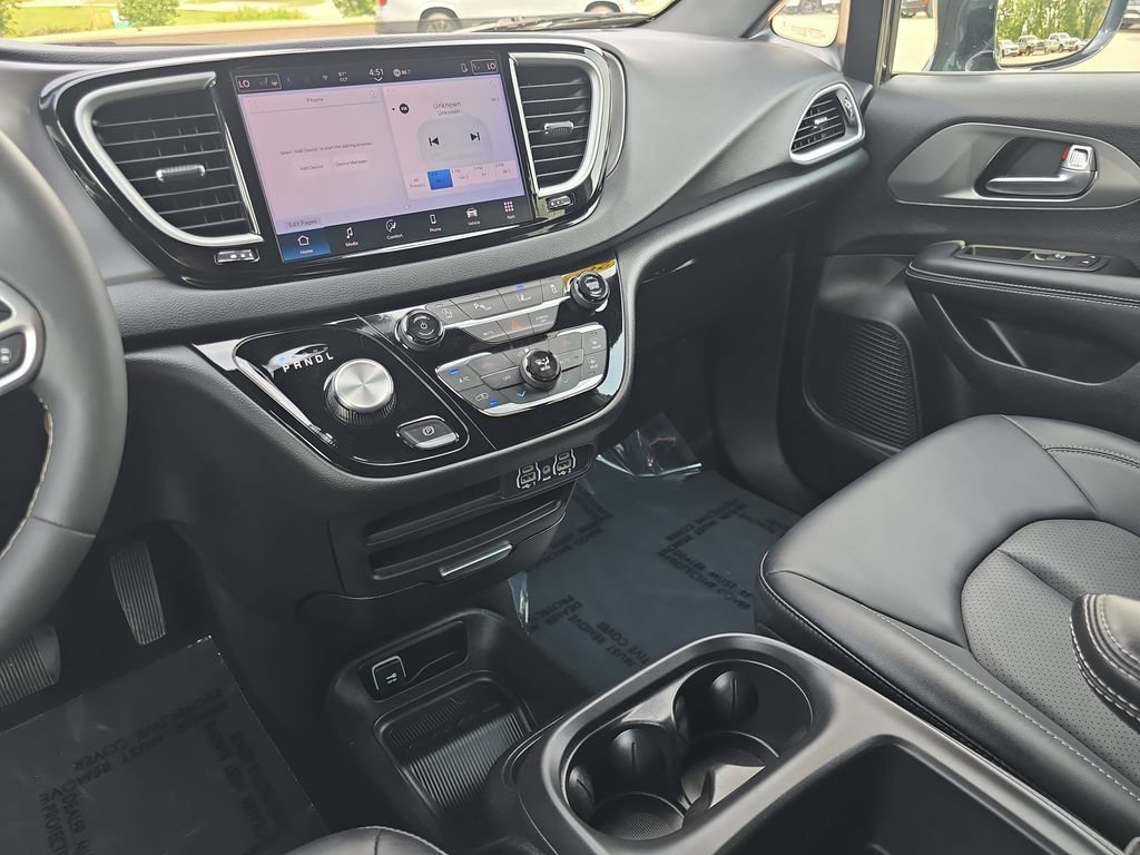 Used 2025 Chrysler Pacifica Select FWD image 25