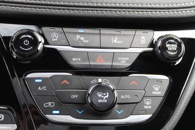 Used 2025 Chrysler Pacifica Limited FWD image 21