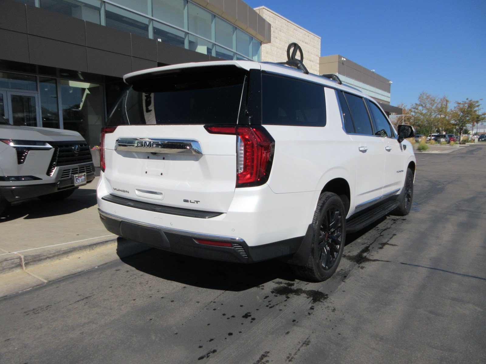 Used 2021 GMC Yukon XL SLT w/ SLT Luxury Plus Package AWD/4WD image 12