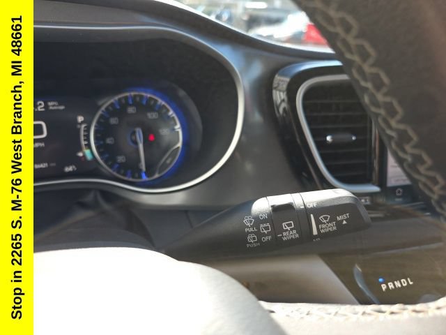 Used 2023 Chrysler Pacifica Touring-L FWD image 19