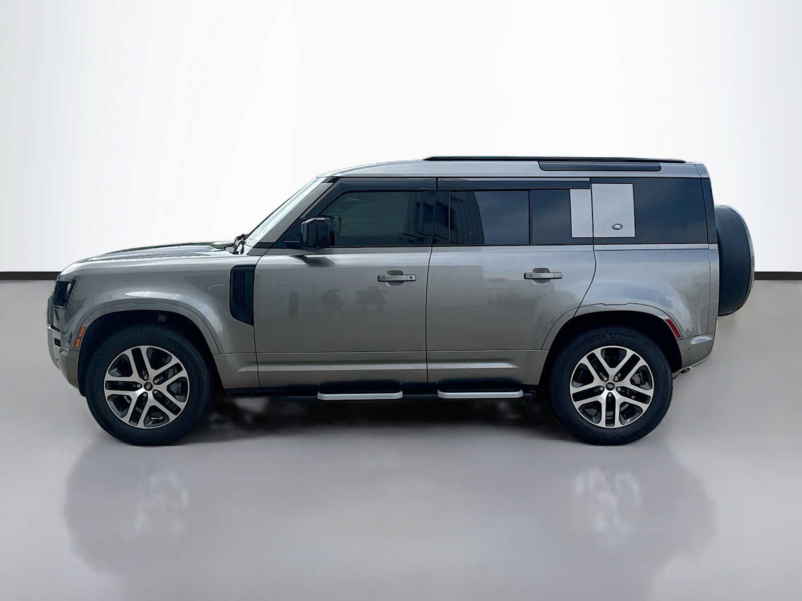 Certified 2022 Land Rover Defender 110 XS Edition AWD/4WD image 5