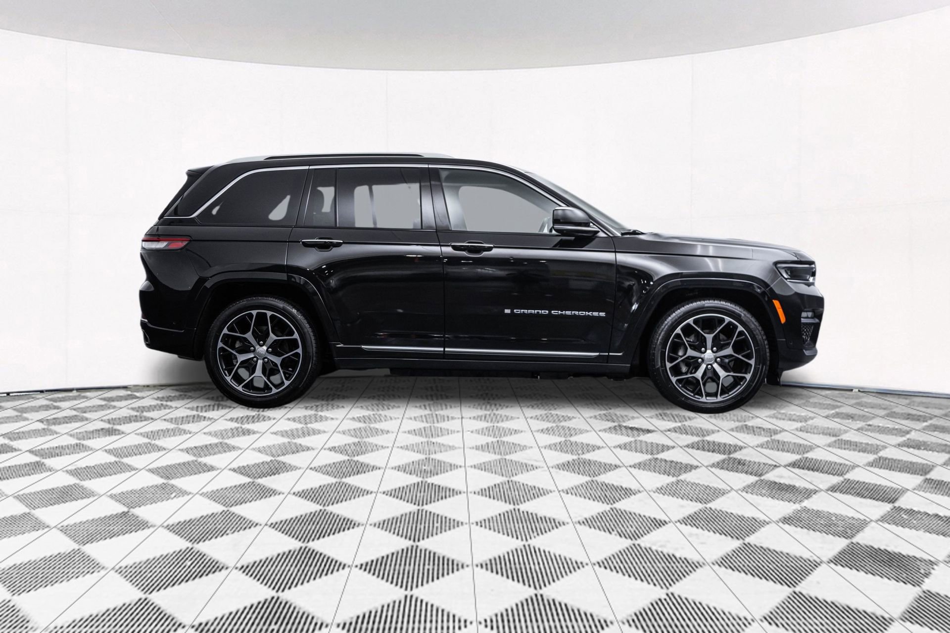 Used 2022 Jeep Grand Cherokee Summit AWD/4WD image 14