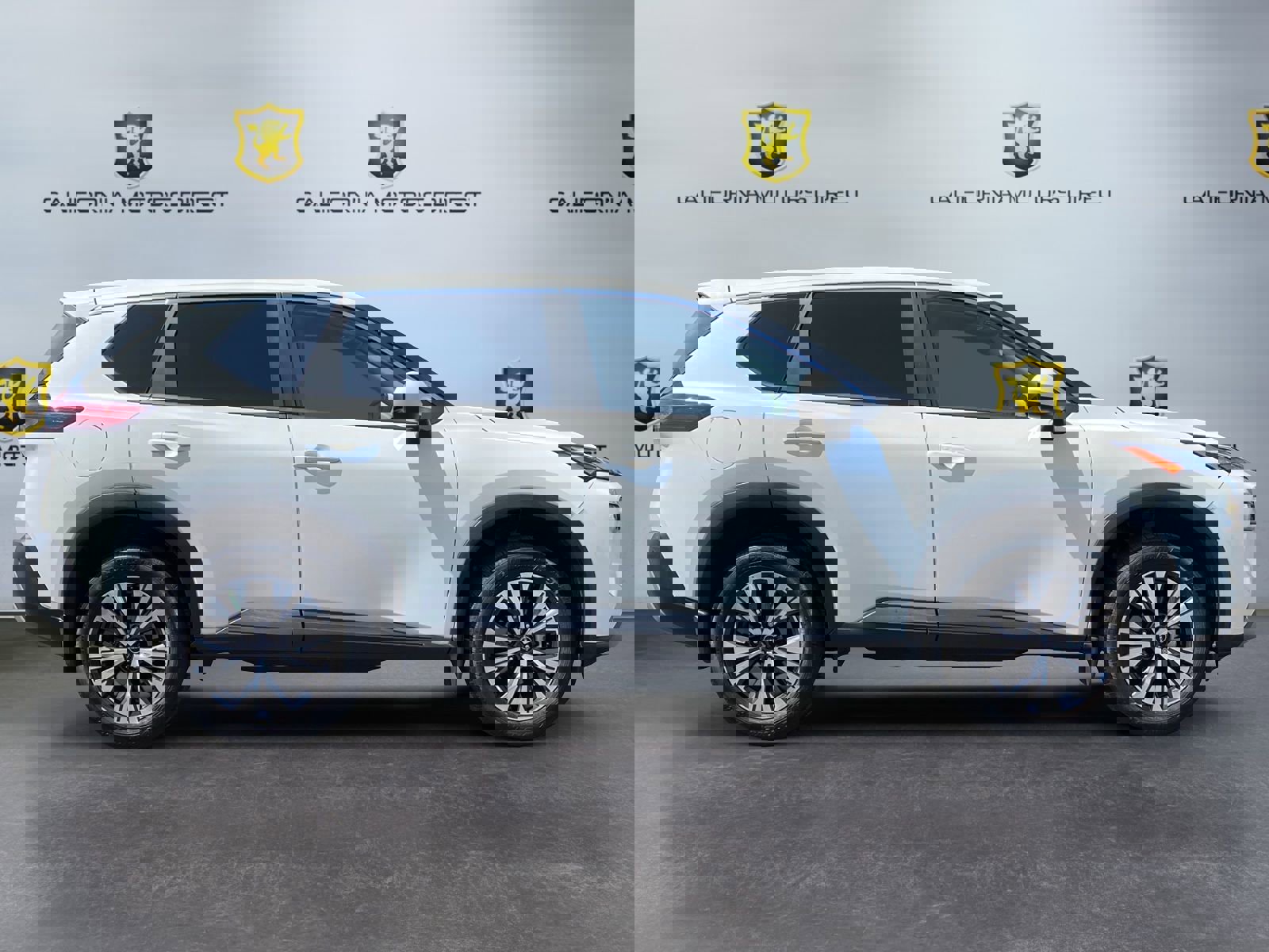 Used 2023 Nissan Rogue SV image 4