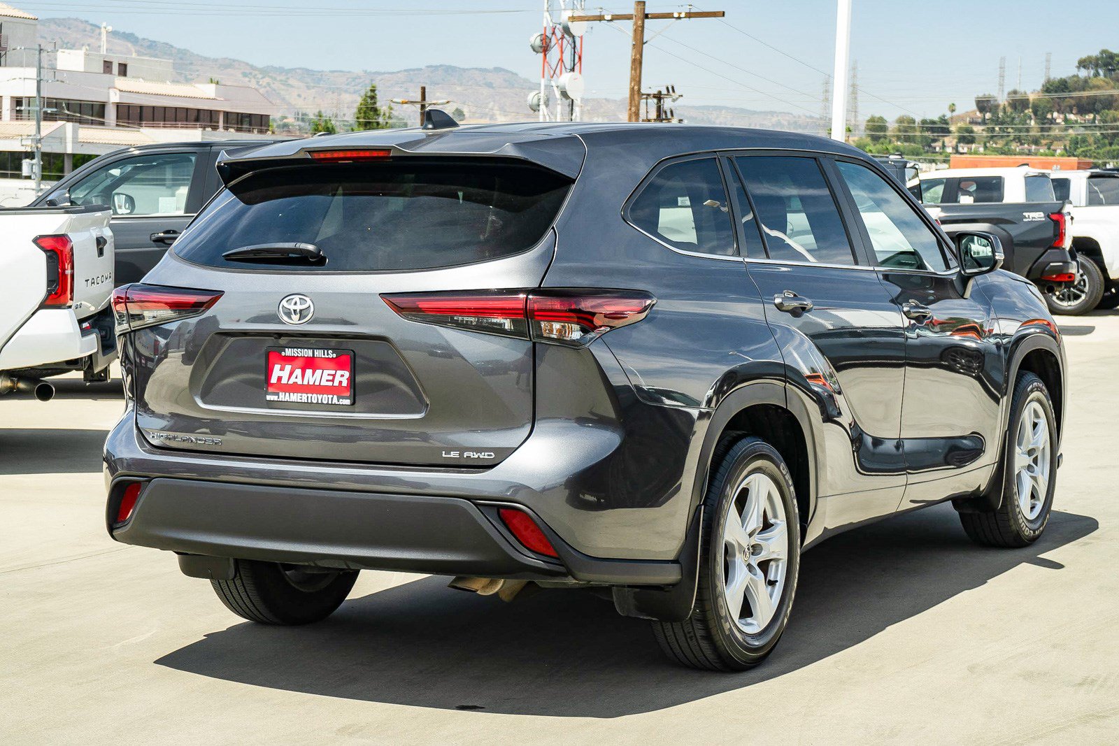 Certified 2025 Toyota Highlander LE AWD/4WD image 2