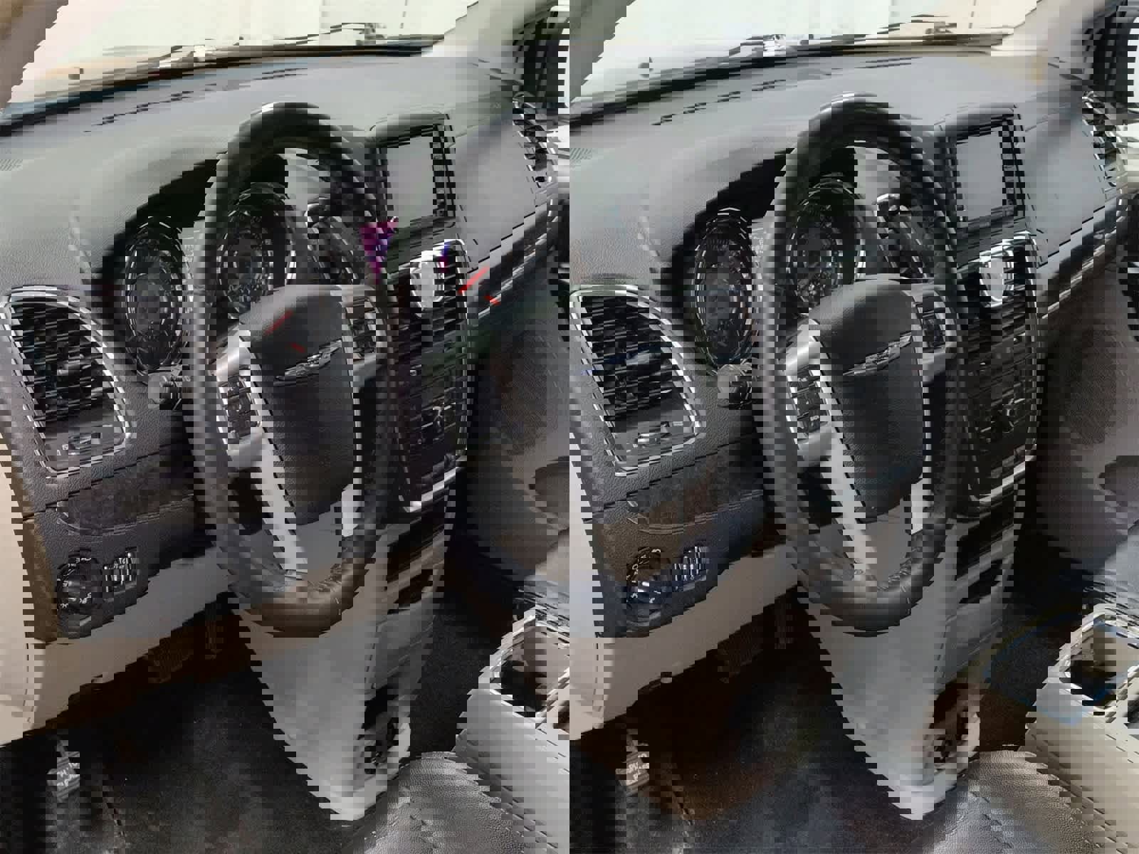 Used 2015 Chrysler Town & Country Touring-L w/ Driver Convenience Group image 10