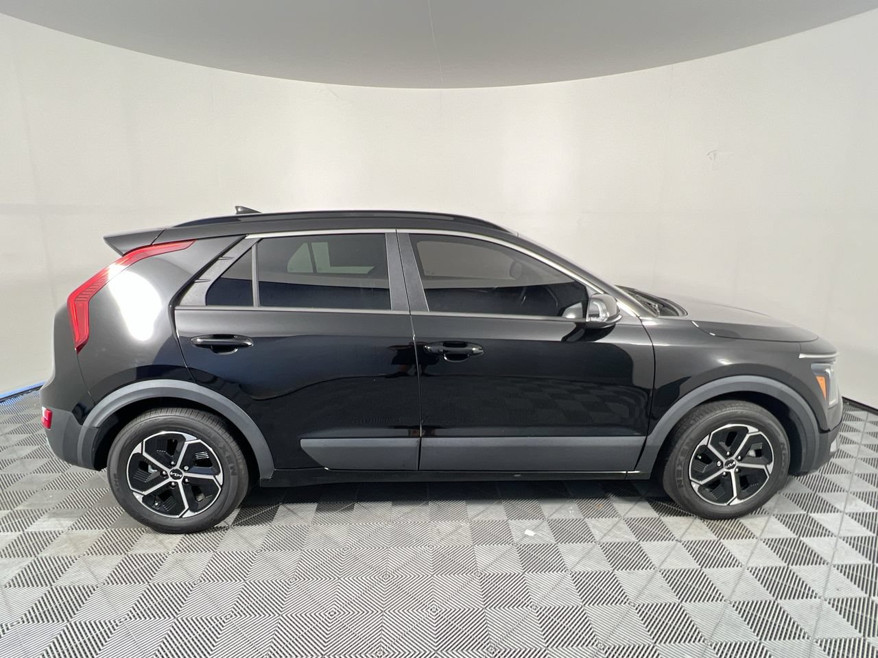 Certified 2024 Kia Niro EX FWD image 2