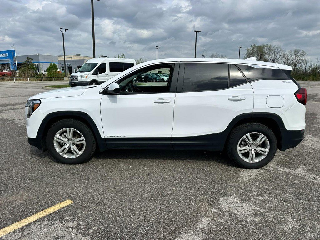 Used 2024 GMC Terrain SLE image 2