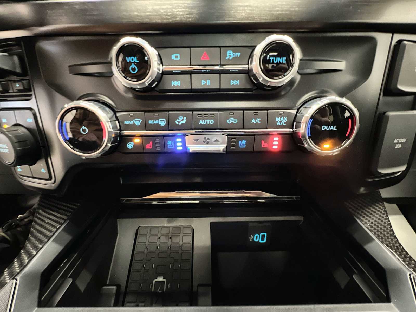 New 2026 Ford F250 Lariat w/ Black Appearance Package image 17