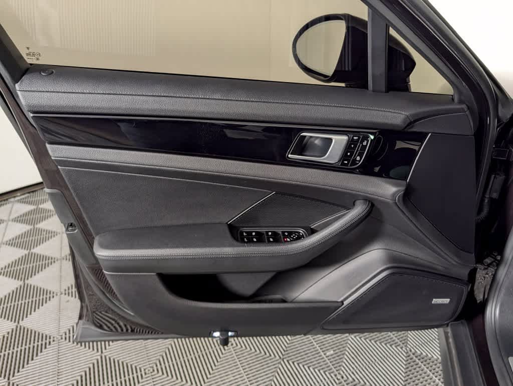 Used 2021 Porsche Panamera RWD image 22