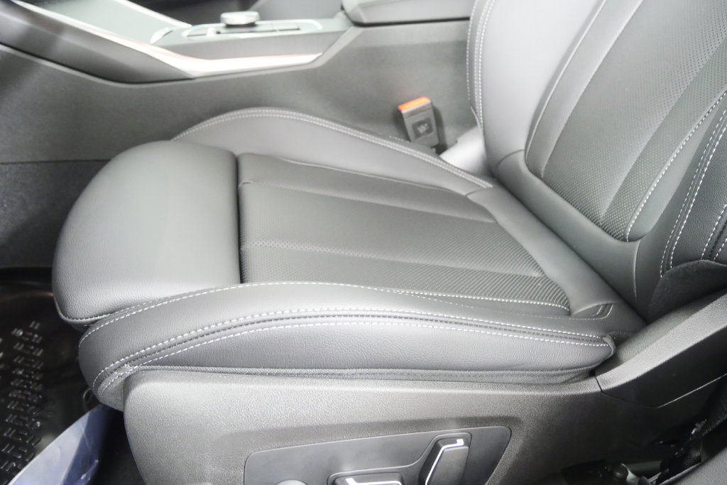 New 2026 BMW 330i Sedan w/ Convenience Package RWD image 10