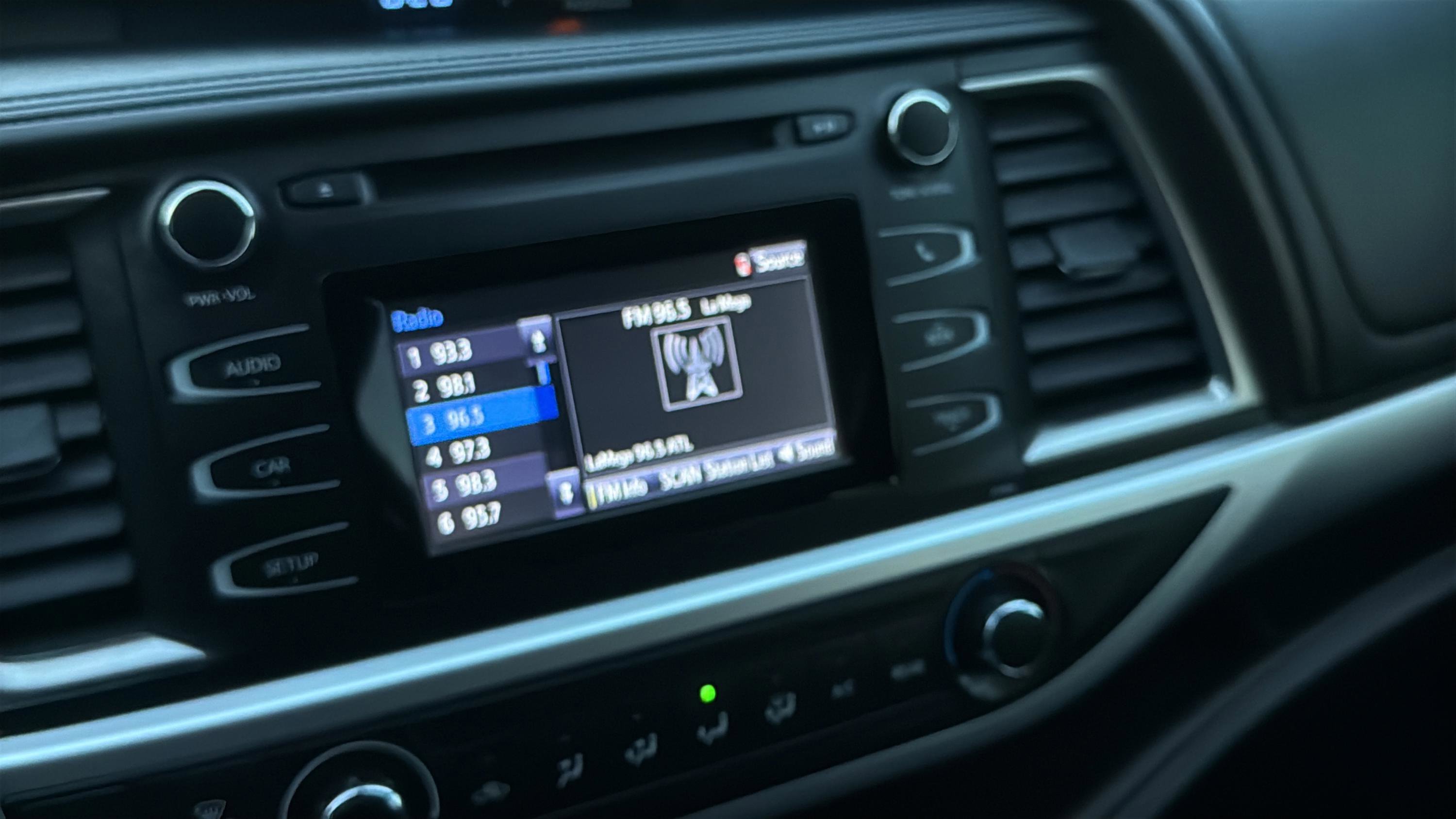 Used 2019 Toyota Highlander LE image 17