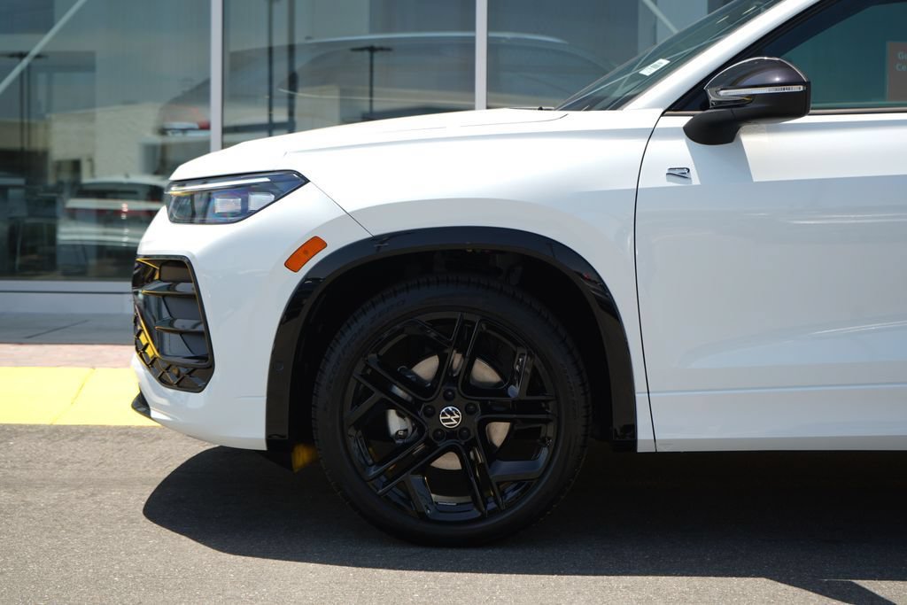 New 2026 Volkswagen Tiguan SE R-Line FWD image 2