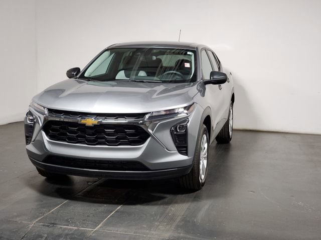 Used 2024 Chevrolet Trax LS w/ Driver Confidence Package image 4
