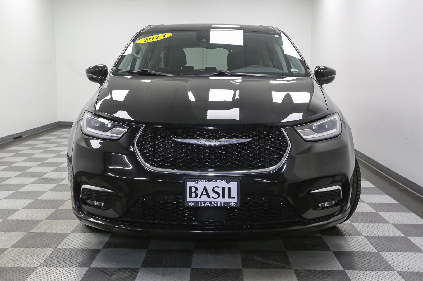 Used 2024 Chrysler Pacifica Touring-L image 3