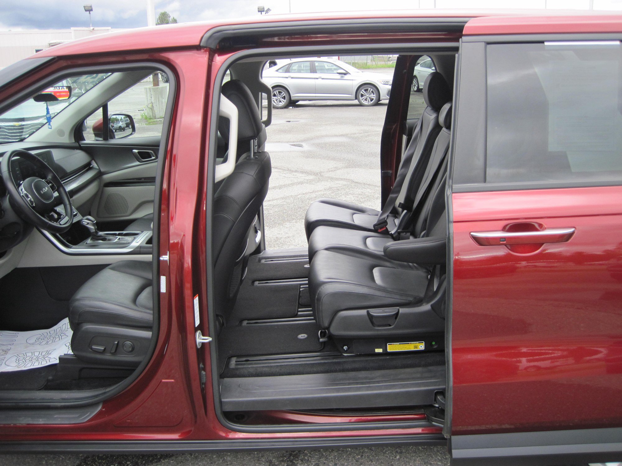 Used 2024 Kia Carnival LX FWD image 18