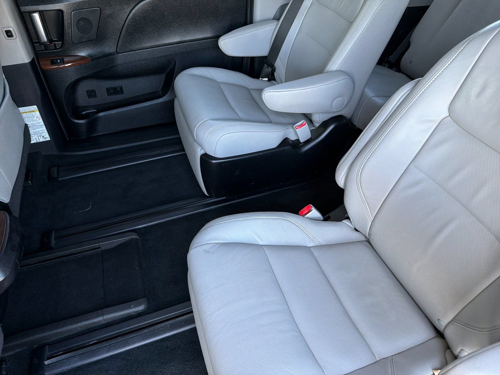 Used 2015 Toyota Sienna Limited Premium FWD image 11
