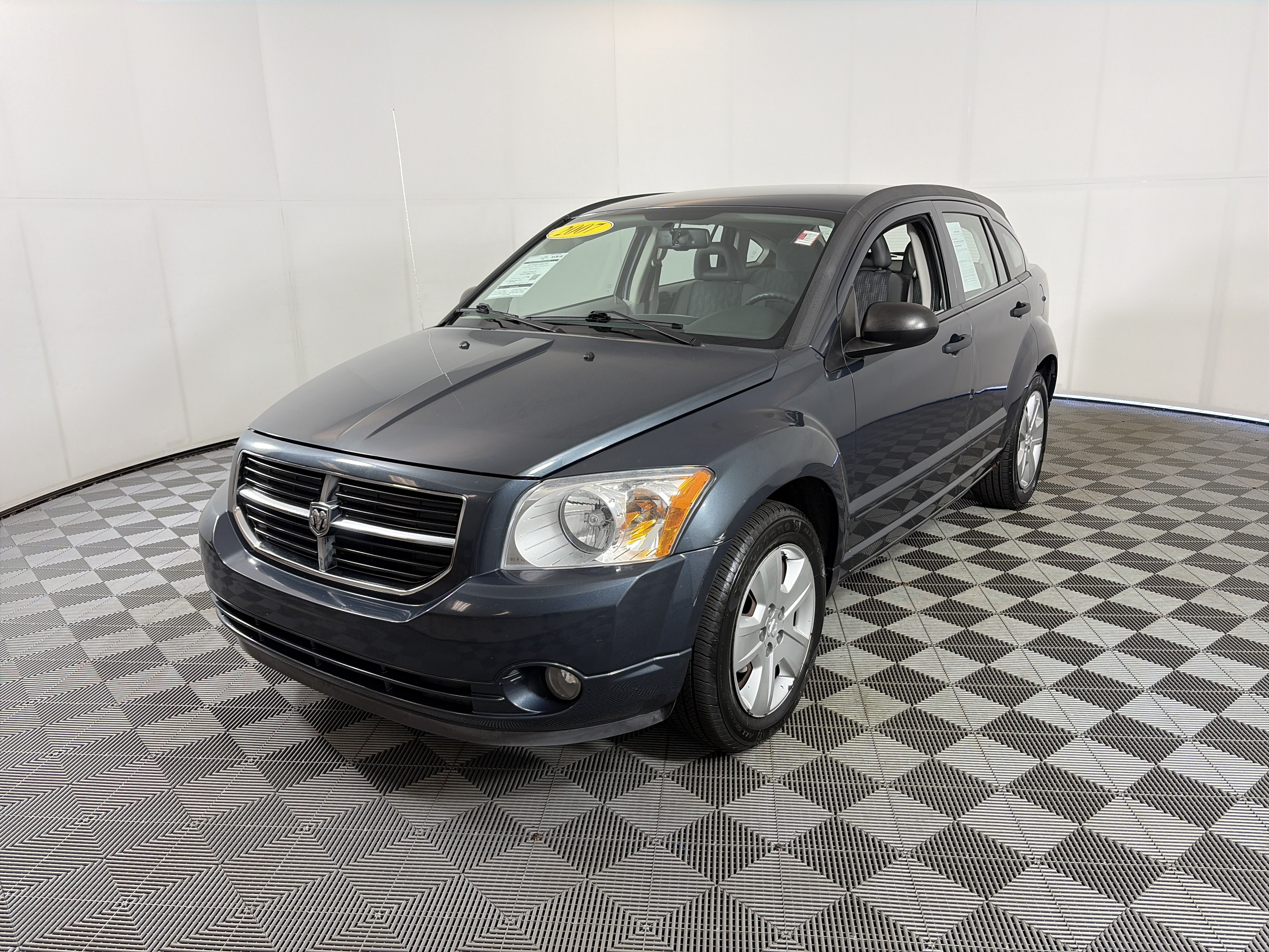 Used 2007 Dodge Caliber SXT w/ Driver Convenience Group FWD image 2