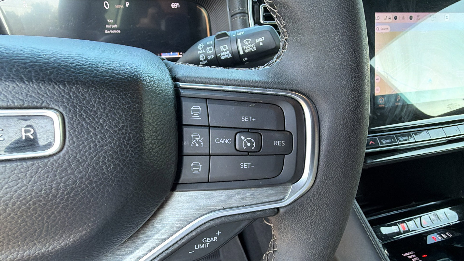 Used 2024 Jeep Wagoneer L Series II AWD/4WD image 32