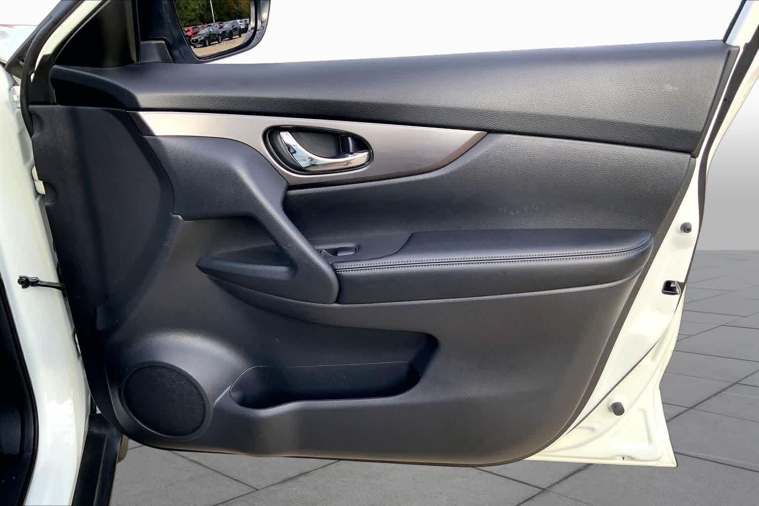 Used 2016 Nissan Rogue S w/ Appearance Package FWD image 23