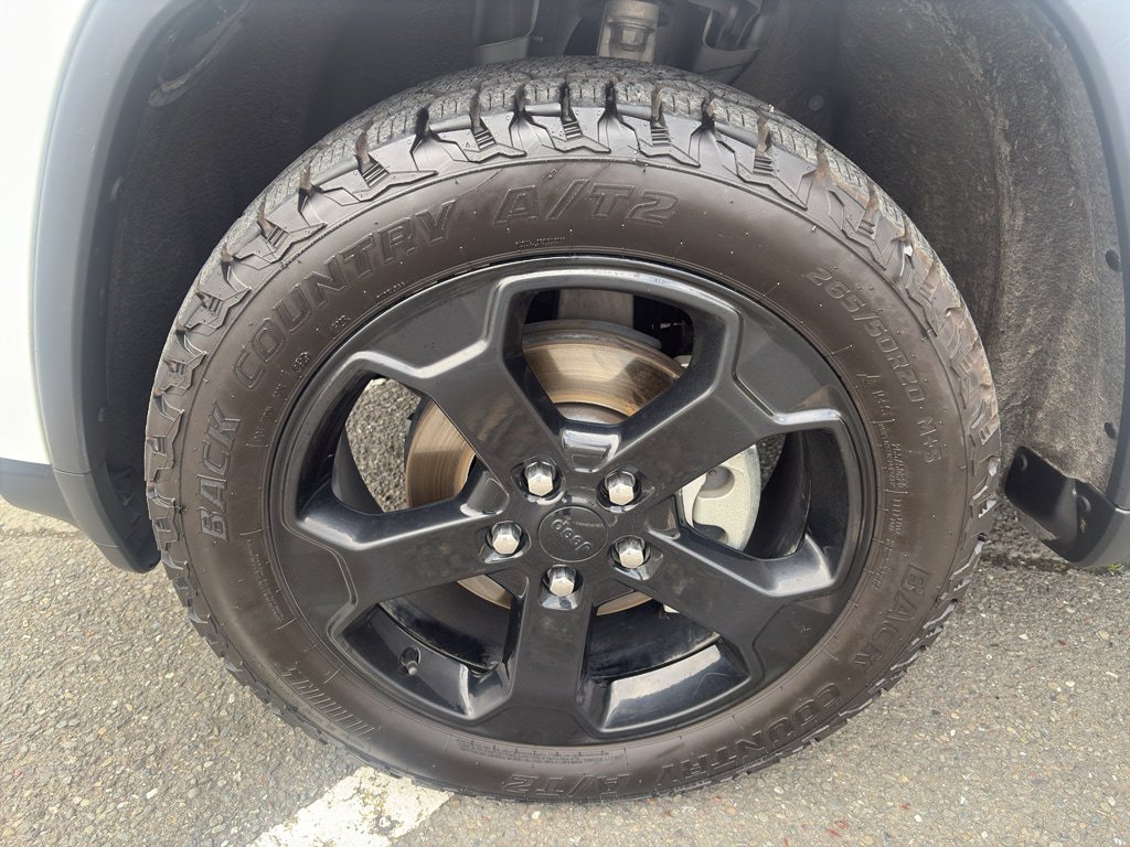 Used 2019 Jeep Grand Cherokee Laredo AWD/4WD image 2