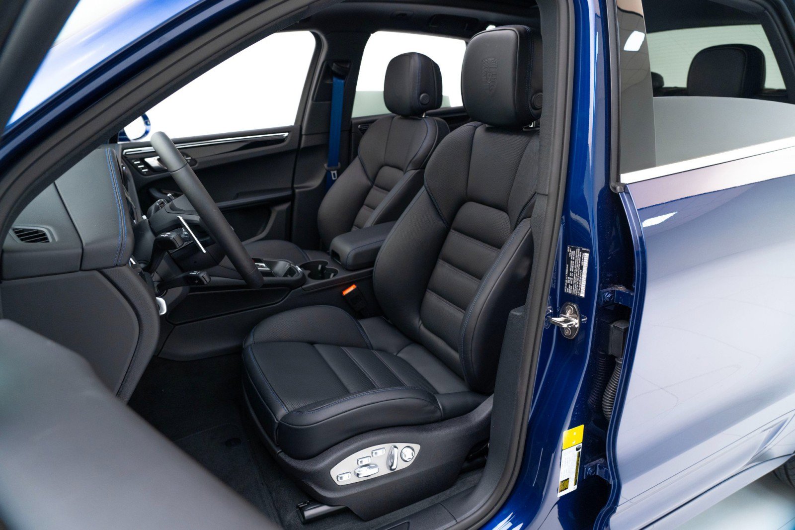 New 2025 Porsche Macan image 5