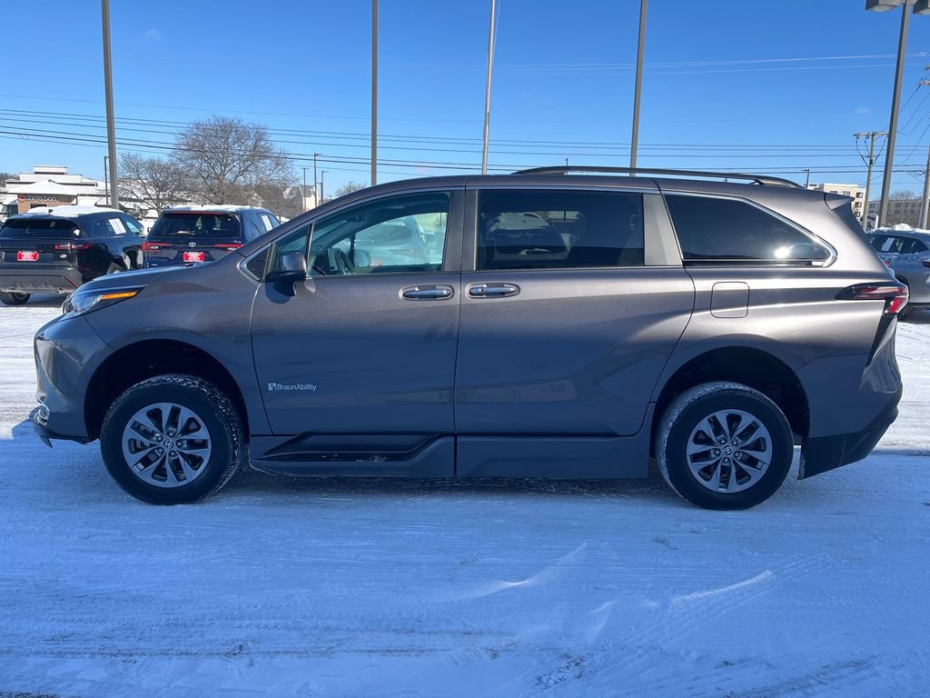 Used 2023 Toyota Sienna XLE image 3